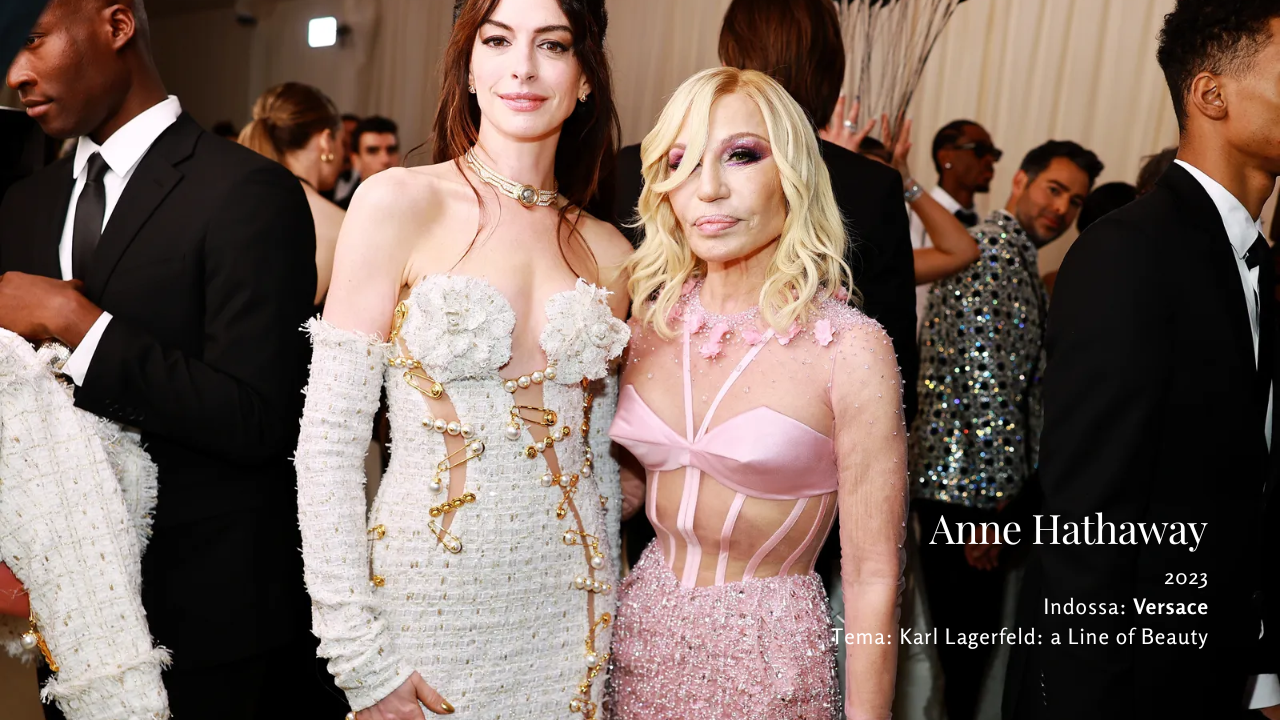 Met Gala - Anne Hathaway in Versace