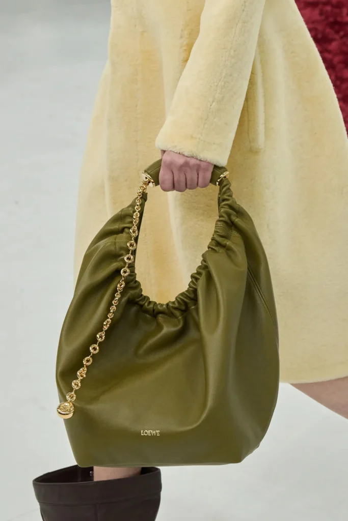 Tendenze Autunno 2023 - Loewe Hobo (Accessori 2023)