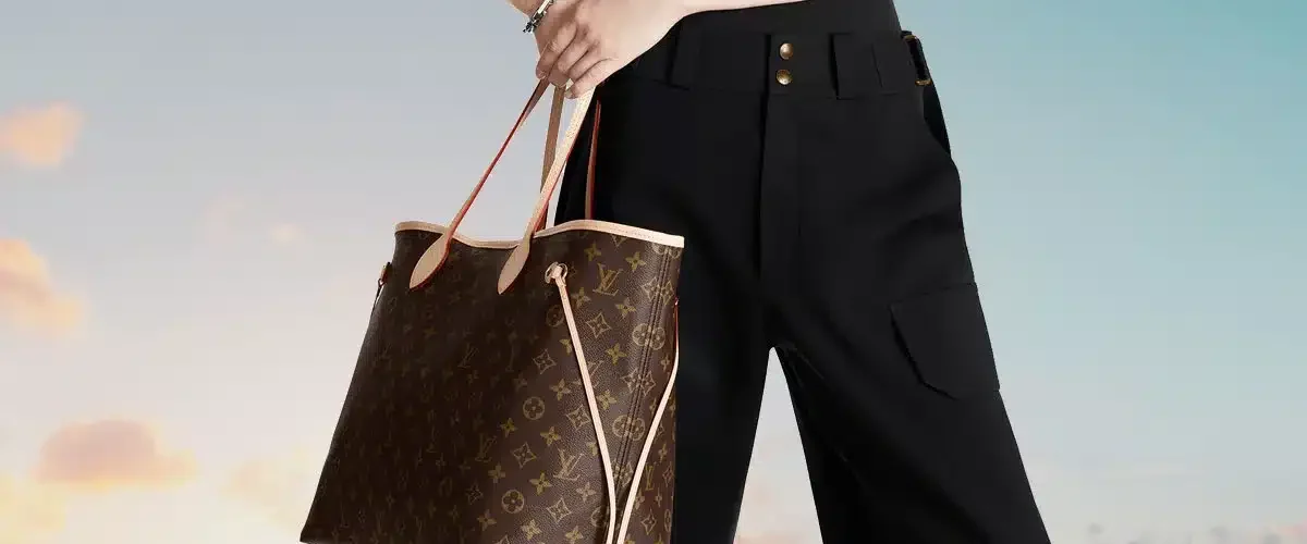 Aste di Lusso Second-Hand Quando si parla di Louis Vuitton, i modelli in tela Monogram rimangono alcuni degli articoli più ricercati sul mercato delle borse second-hand. In generale, le borse più popolari, dallo Speedy alla Neverfull, fino alla Pochette Accessoires, mantengono poco più del 100% del proprio valore. La Neverfull, in particolare, è stato uno dei capisaldi del marchio sin dal 2007. L’anno scorso, addirittura, è stata diffusa la notizia che la maison si sarebbe orientata verso le vendite in negozio in maniera quasi esclusiva dei suoi modelli Neverfull “evergreen”, implementando il modello “lista d’attesa”. Questo, senza dubbio, per instillare un maggior senso di esclusività del marchio, generando una scarsità che guiderà la domanda crescente verso il mercato second-hand.